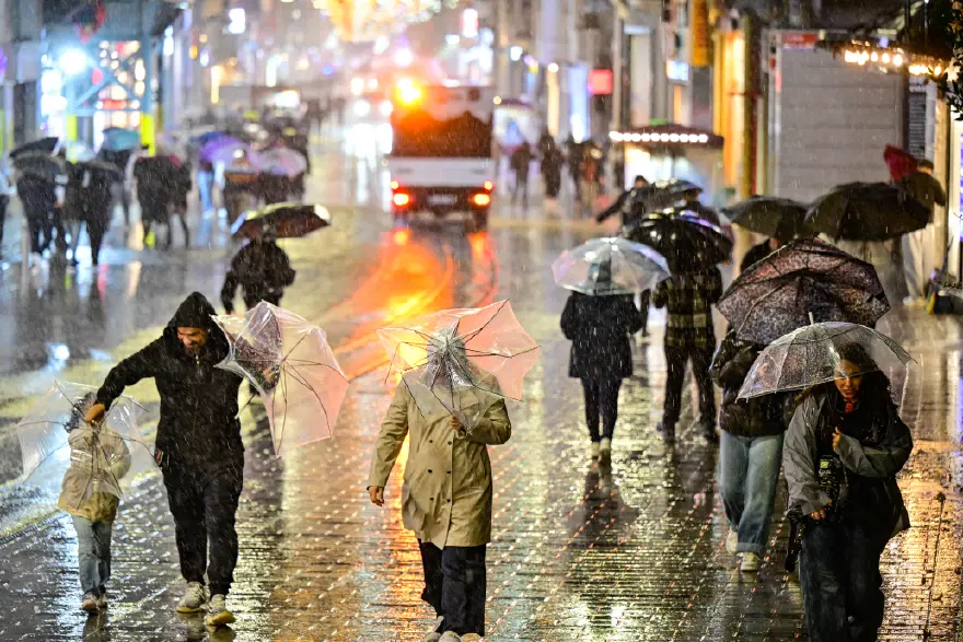 İstanbul'da sel felaketi. Anadolu Yakası için alarm, saat verildi