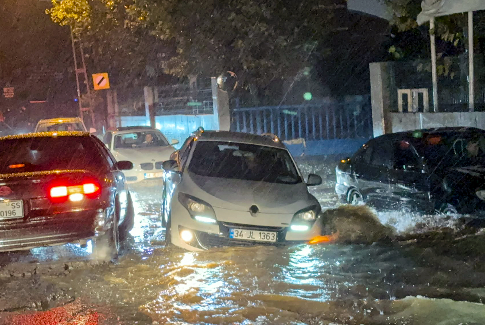 İstanbul'da akşam saatlerinde yağışın da etkisiyle trafik yoğunluğu yüzde 89'a ulaştı
