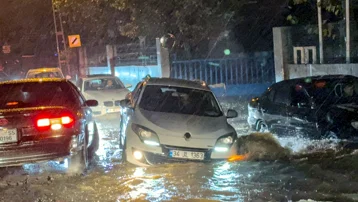 İstanbul'da akşam saatlerinde yağışın da etkisiyle trafik yoğunluğu yüzde 89'a ulaştı