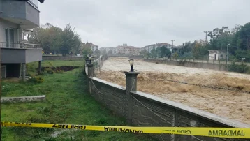 Yalova'da bahçesi çöken bina tahliye edildi