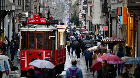 Aşırı sağanak gitti, hava açtı: Sıcaklık 30 dereceye yaklaşacak, yağmur için