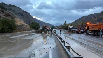 Erzincan-Erzurum kara yolu heyelan nedeniyle ulaşıma kapandı