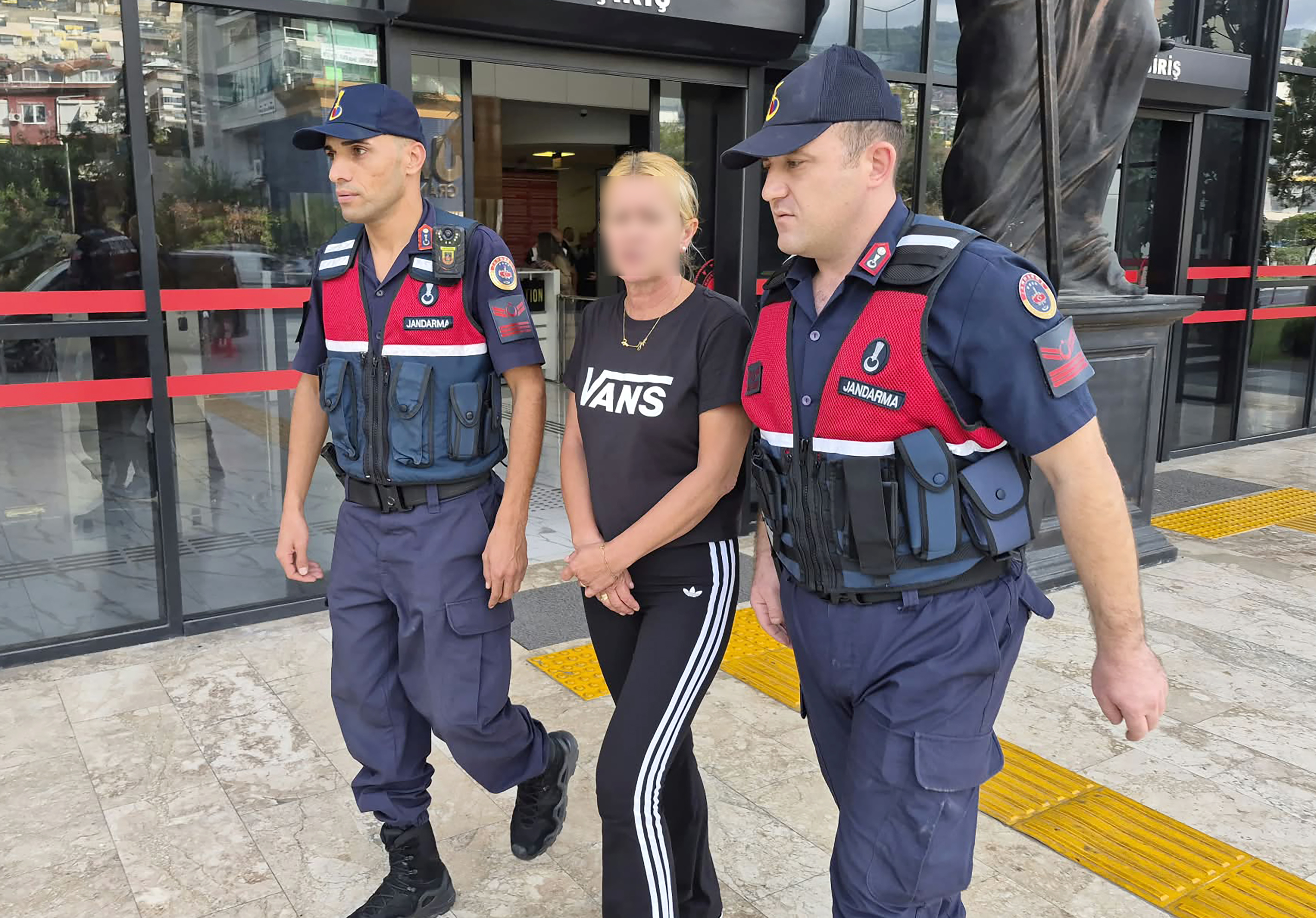 Alanya'da otelde düşerek ölen Polonyalı turistin eşi tutuklandı