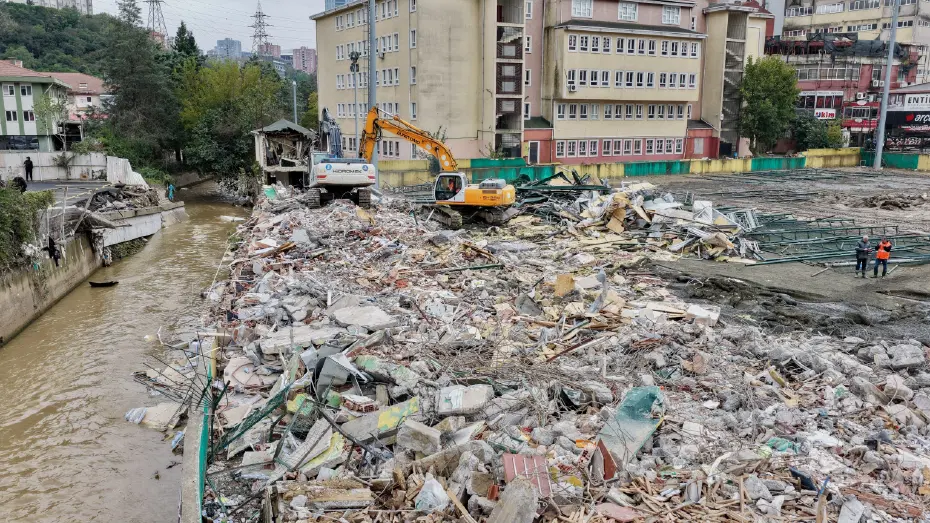 Ayazağa'da son durum. Binalar yıkıldı, enkaz kaldırılıyor