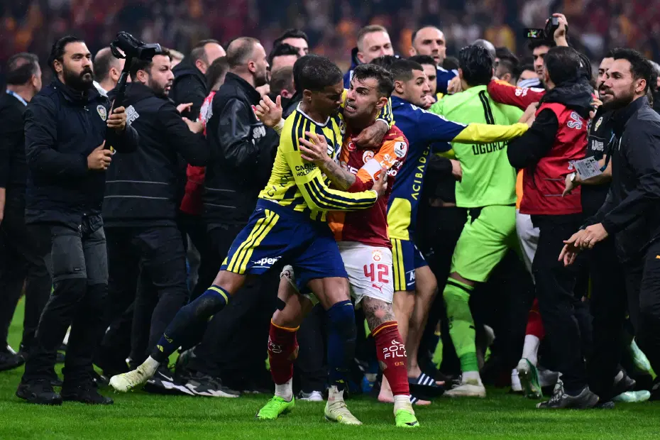 Derbi bitti, birbirlerine girdiler. Fenerbahçeli Brown ve Galatasaraylı Abdülkerim'den olay açıklama