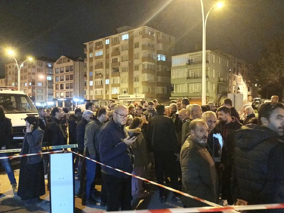 Kocaeli'de 7 katlı bina boşaltıldı. Kolonlarından ses geldi