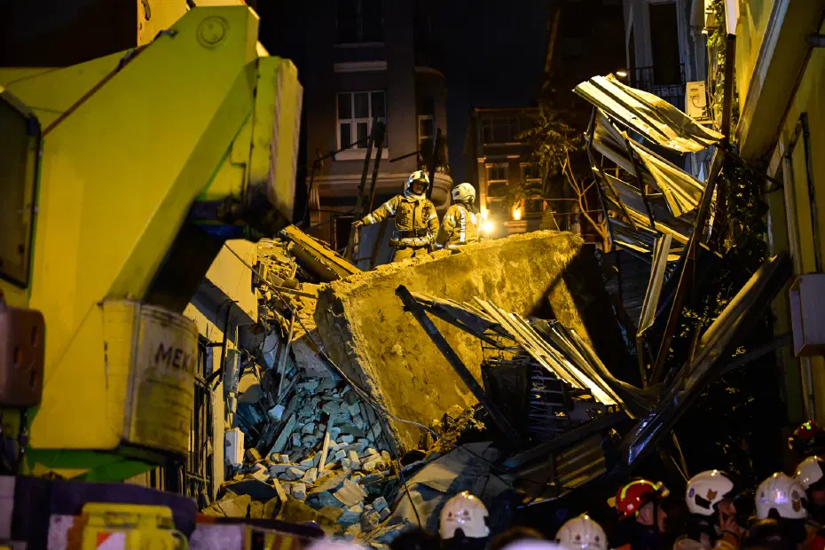 Beyoğlu’nda 5 katlı metruk bina çöktü