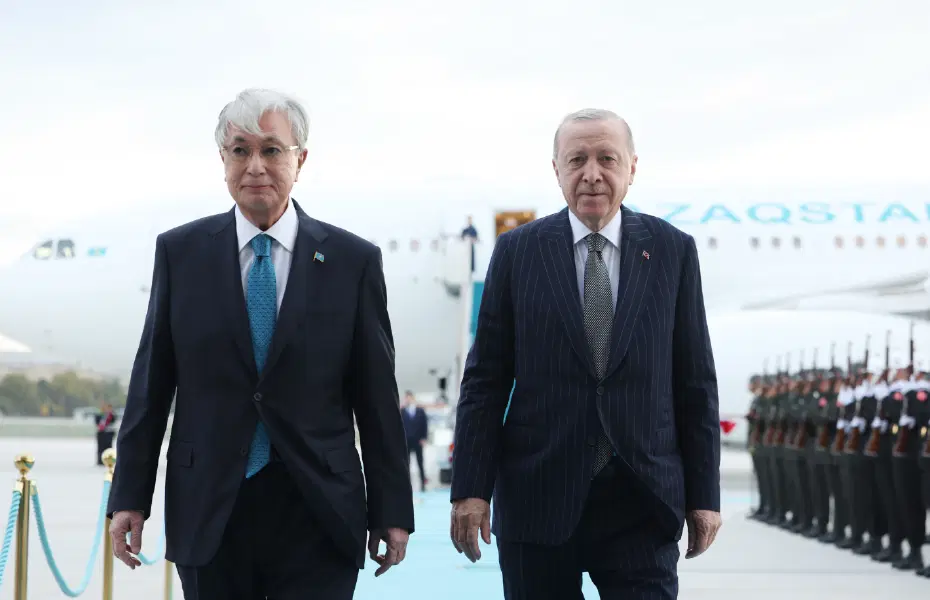 Kazakistan Cumhurbaşkanı Tokayev Ankara'da. Cumhurbaşkanı Erdoğan törenle karşıladı