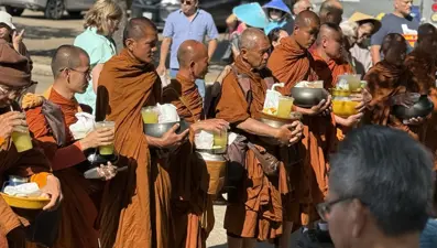 ABD'de "barış için" yürüyen Budist rahiplere araba çarptı