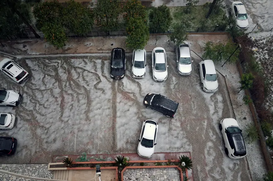 Adana’da sağanak ve hepsi nedeniyle, cadde ve sokaklar beyaza büründü 1