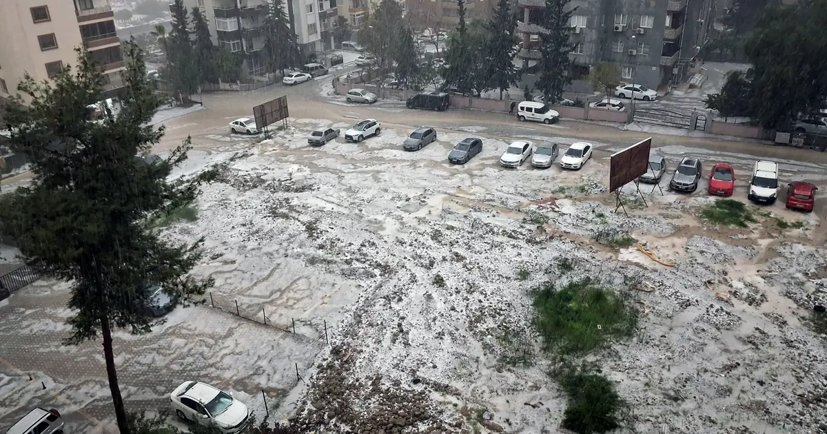 Adana’da sağanak ve dolu nedeniyle, cadde ve sokaklar beyaza büründü