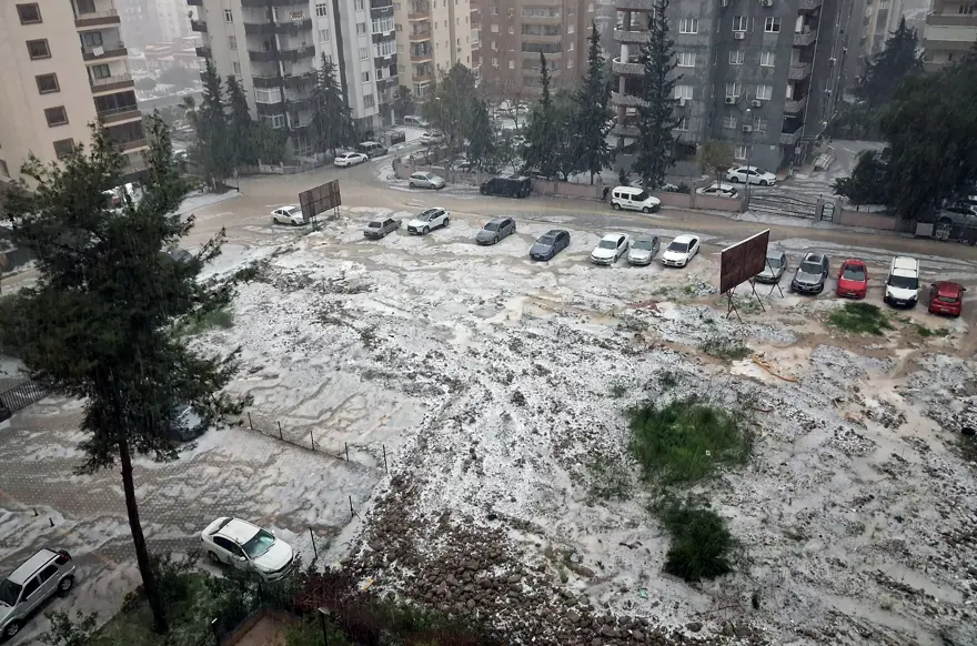 Adana’da sağanak ve hepsi nedeniyle, cadde ve sokaklar beyaza büründü 