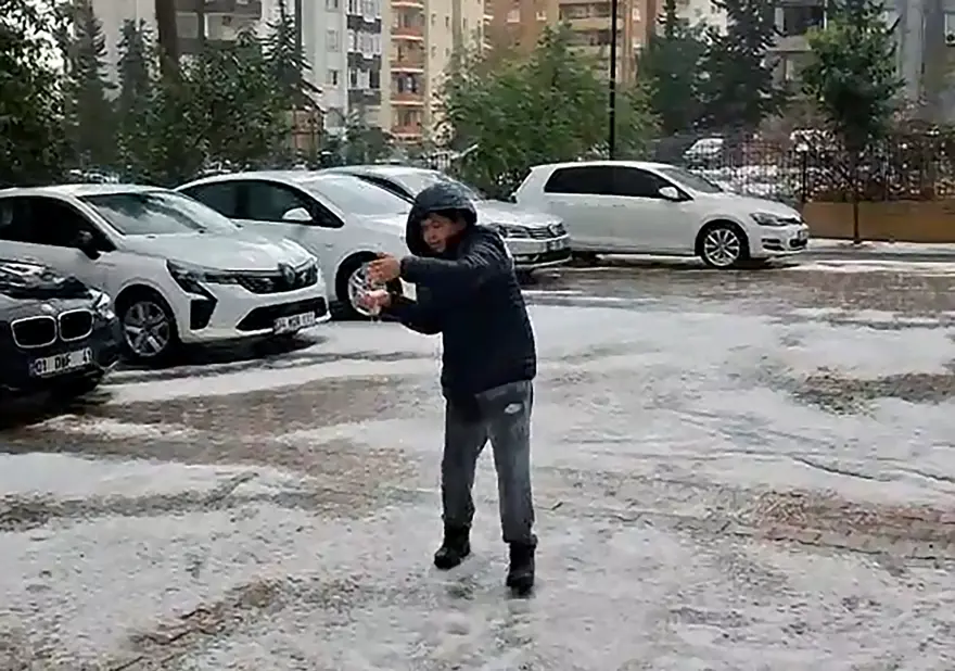 Adana’da sağanak ve hepsi nedeniyle, cadde ve sokaklar beyaza büründü 2