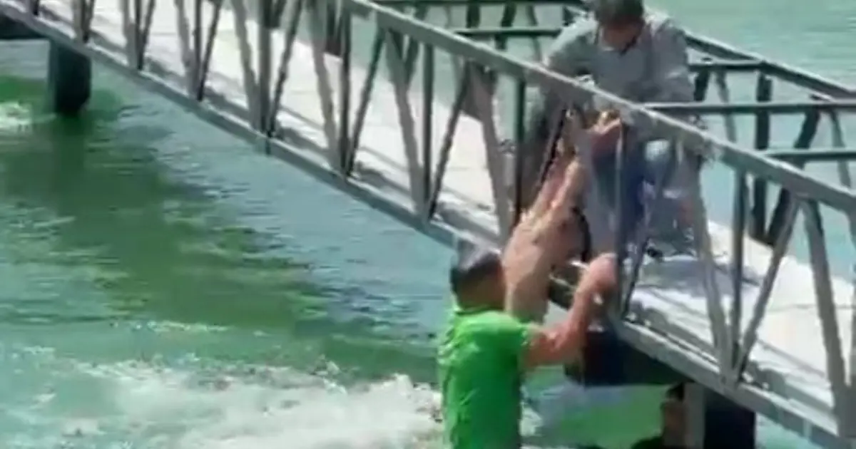 Sulama kanalına giren iki kişi boğulma tehlikesi geçirdi. Böyle kurtarıldılar