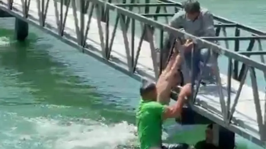 Sulama kanalına giren iki kişi boğulma tehlikesi geçirdi. Böyle kurtarıldılar