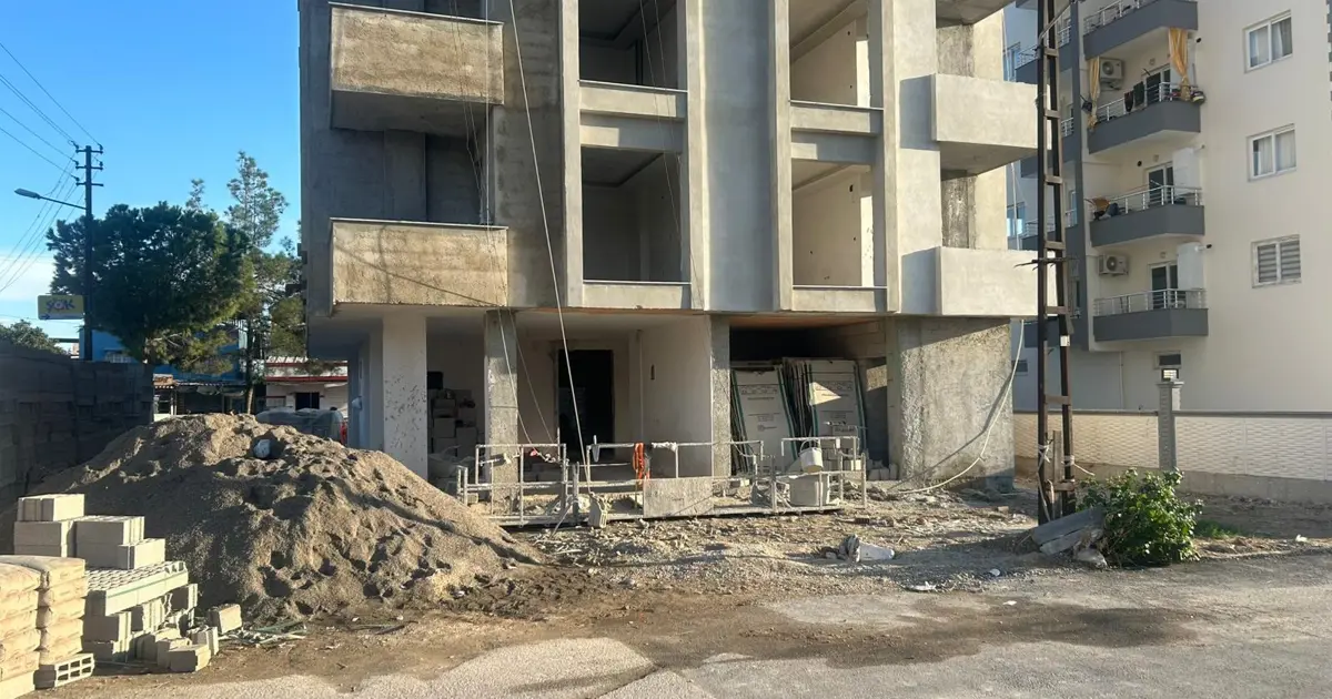 İnşaat işçisi 4. kattan düşerek öldü