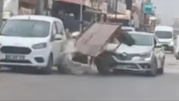 Adana'da kontrolden çıkan at arabası, otomobile çarptı