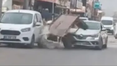 Adana'da kontrolden çıkan at arabası, otomobile çarptı