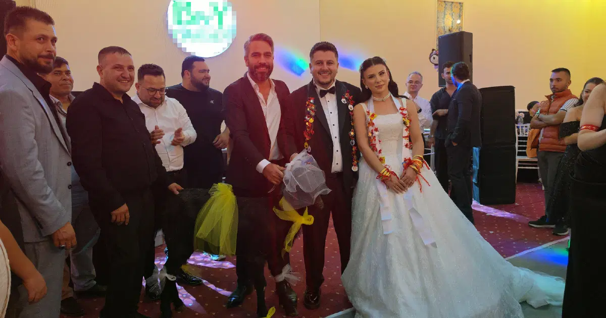Adana'da düğünde gelin ve damada keçi hediye edildi