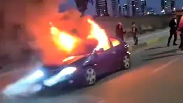 Adana'da seyir halindeki otomobil yandı