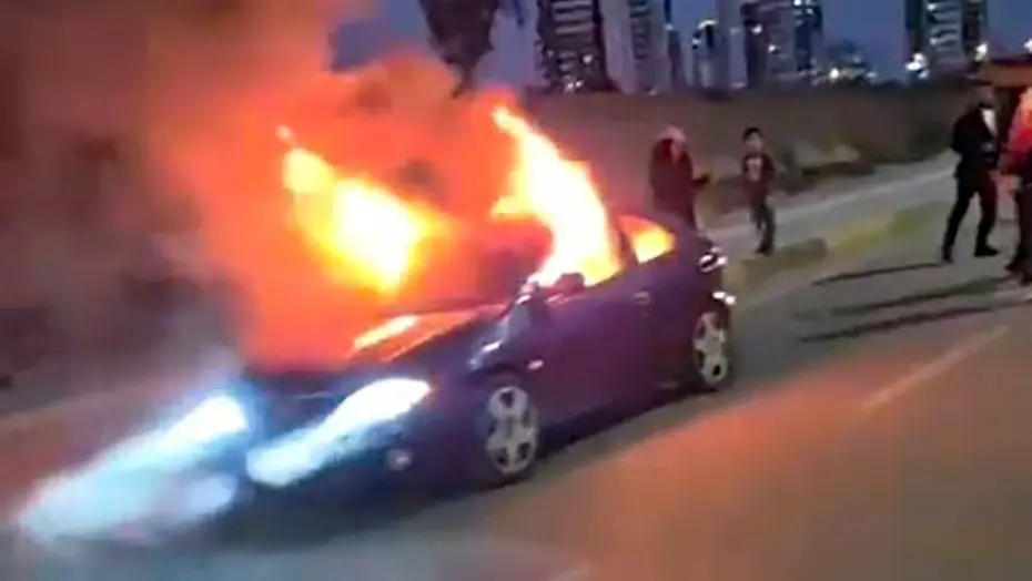 Adana'da seyir halindeki otomobil yandı