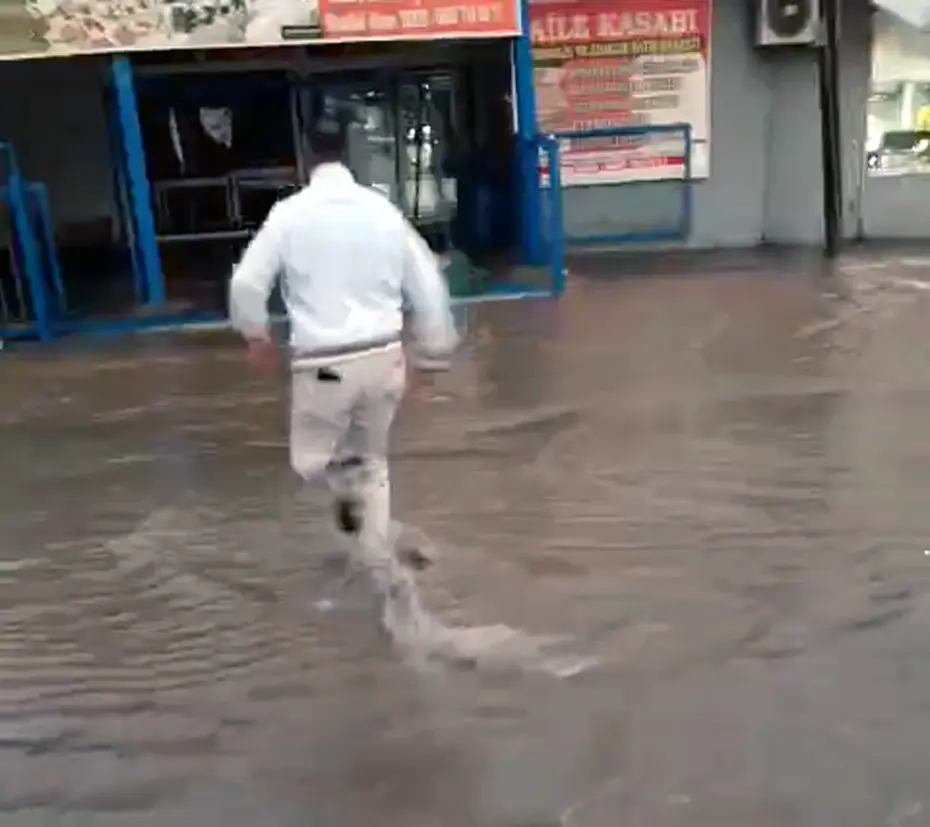 Adana’da sağanak su baskınlarına neden oldu