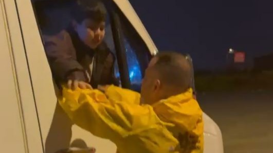 Sağanak hayatı olumsuz etkiledi; minibüste mahsur kalan çocuklar kurtarıldı