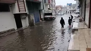 Adana'da sağanak yolları göle çevirdi