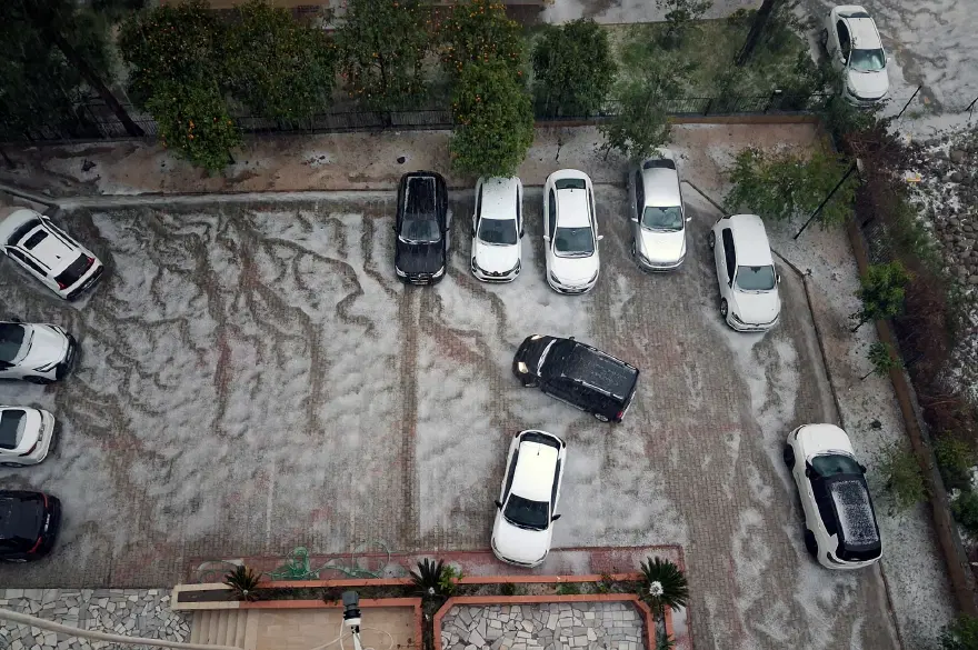 Adana’da sağanak ve dolu nedeniyle, cadde ve sokaklar beyaza büründü 1 Adana’da sağanak ve dolu nedeniyle, cadde ve sokaklar beyaza büründü 1