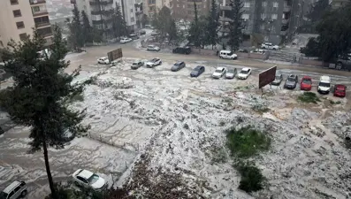 Adana’da sağanak ve dolu nedeniyle, cadde ve sokaklar beyaza büründü