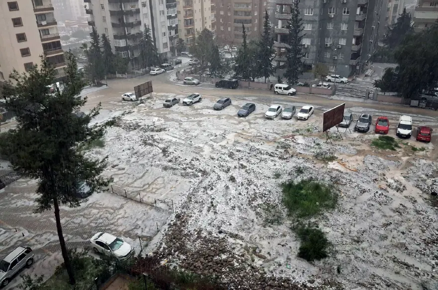 Adana’da sağanak ve dolu nedeniyle, cadde ve sokaklar beyaza büründü Adana’da sağanak ve dolu nedeniyle, cadde ve sokaklar beyaza büründü