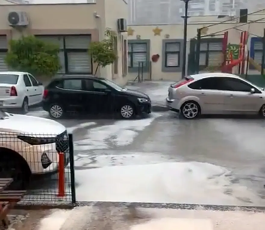 Adana’da sağanak ve dolu nedeniyle, cadde ve sokaklar beyaza büründü 4 Adana’da sağanak ve dolu nedeniyle, cadde ve sokaklar beyaza büründü 4