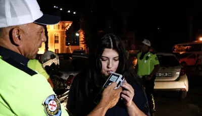 Adana’da trafik denetimi; 42 sürücüye idari para cezasıAdana'da trafik polislerinin gerçekleştirdiği denetimlerde çeşitli ihlaller tespit edilen 42 sürücüye idari para cezası uygulanırken, 2 araç trafikten men edildi.