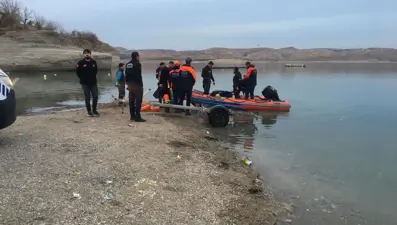 Adıyaman'da bottan gölete düşen 5 kişiden 1'i kayıp