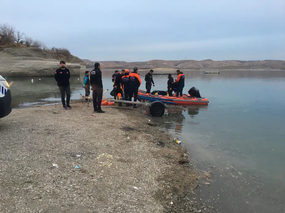 Adıyaman'da bottan gölete düşen 5 kişiden 1'i kayıp
