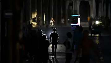 Günde 22 saat elektrik kesiliyor. Protestolar patladı, halk sokaklara döküldü