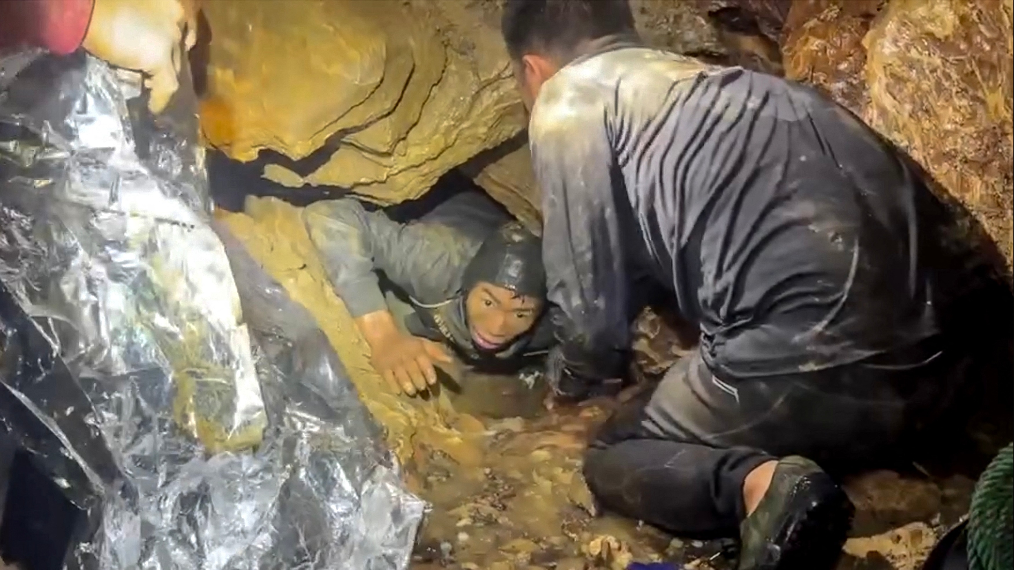 Laos'ta zamana karşı yarış. 10 gündür mağarada mahsurlar