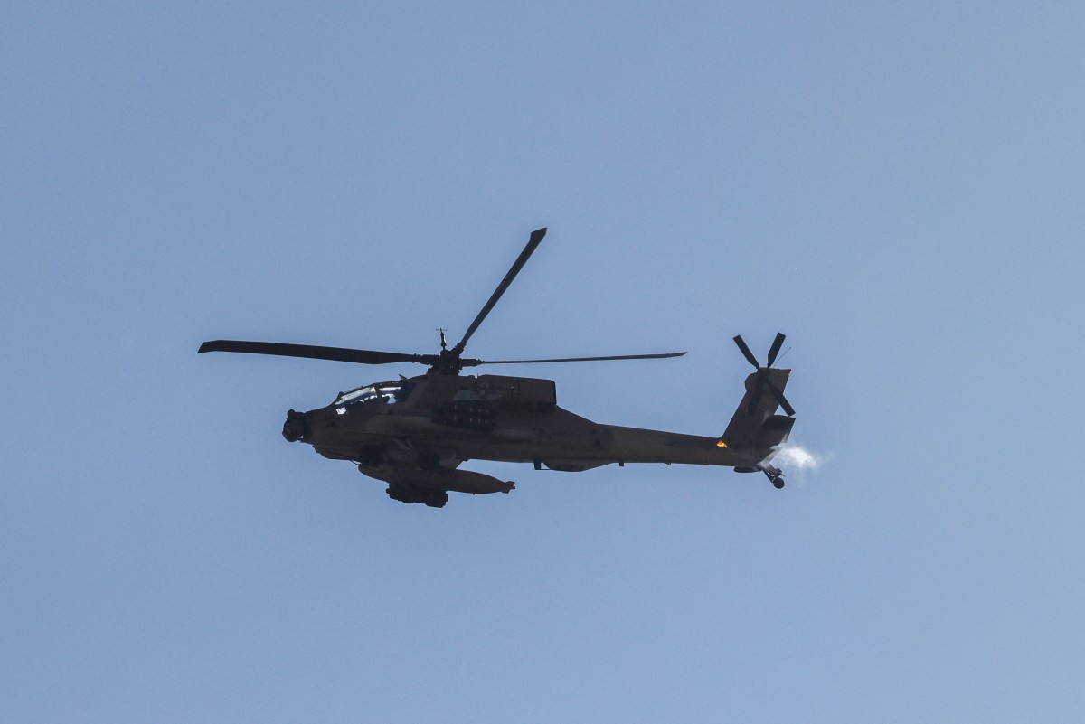 Savaş alanında ilk. Düşen Apache helikopterindeki askerler n