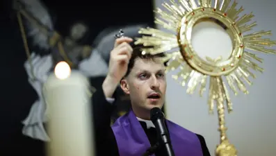 Portekiz'de "şeytan çıkarma" çılgınlığı. Papa ile fotoğrafını kullanıyor, tuz ve kutsal su satıyor