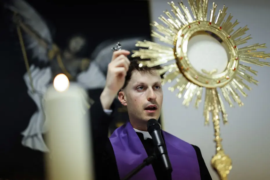 Portekiz'de "şeytan çıkarma" çılgınlığı. Papa ile fotoğrafını kullanıyor, tuz ve kutsal su satıyor