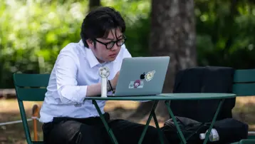Erkeklere ofiste şort giymek serbest oldu, kadınlar ayağa kalktı