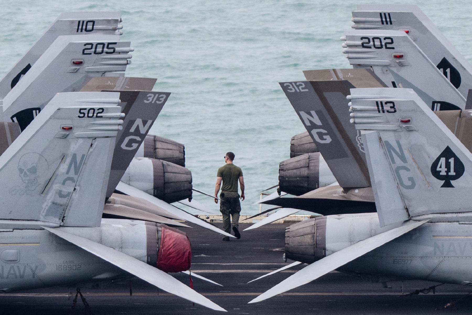 USS Abraham Lincoln'ın mürettebatı gündemde. İki denizci kavgaya karıştı
