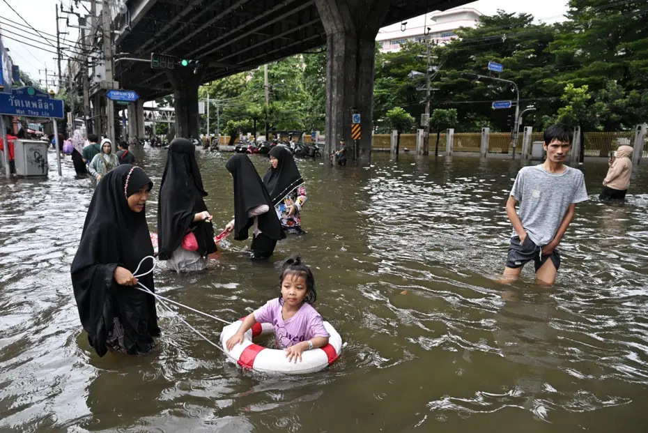 Bangkok'ta seller nedeniyle binlerce kişi tahliye edildi