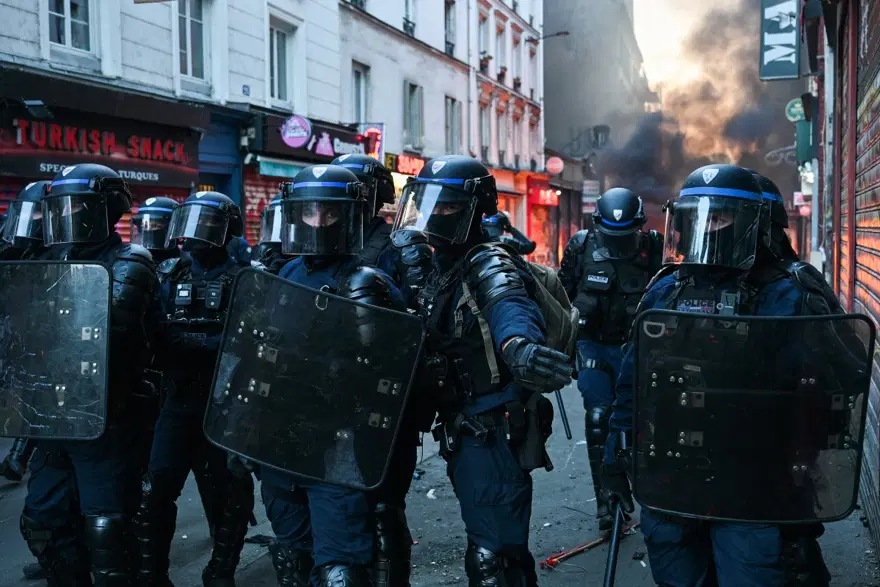 Fransa Cumhurbaşkanı Macron, protestolara karşı yeni güvenlik yöntemlerinin uygulanmasını istedi