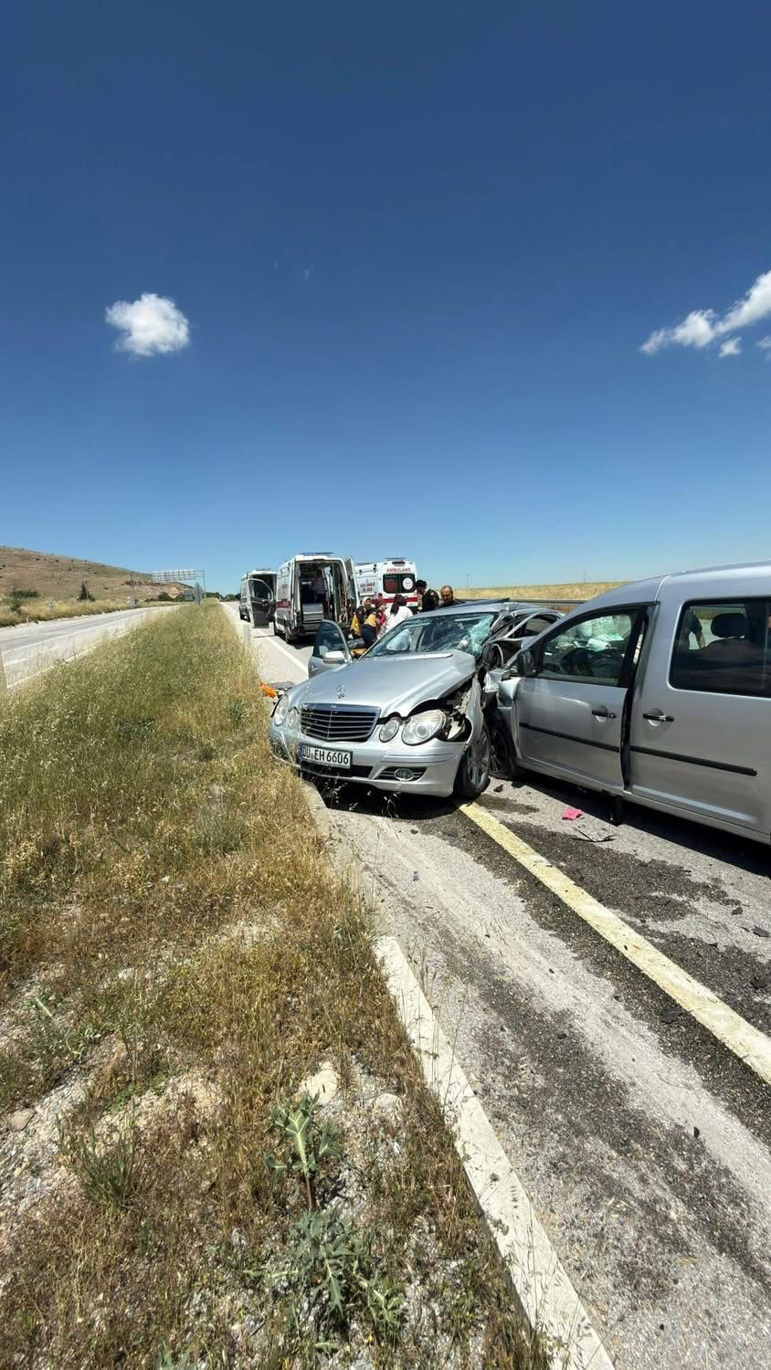 Afyonkarahisar'da iki araç çarpıştı. 1 ölü, 6 yaralı