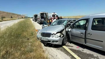 Afyonkarahisar'da iki araç çarpıştı. 1 ölü, 6 yaralı