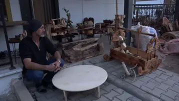 Hepsini ormandan topluyor: 25 yıldır dönüştürüp hediye ediyor