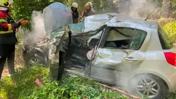 Ağaca çarpan otomobilde eski savcı yaşamını yitirdi