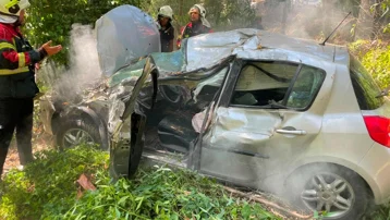 Ağaca çarpan otomobilde eski savcı yaşamını yitirdi