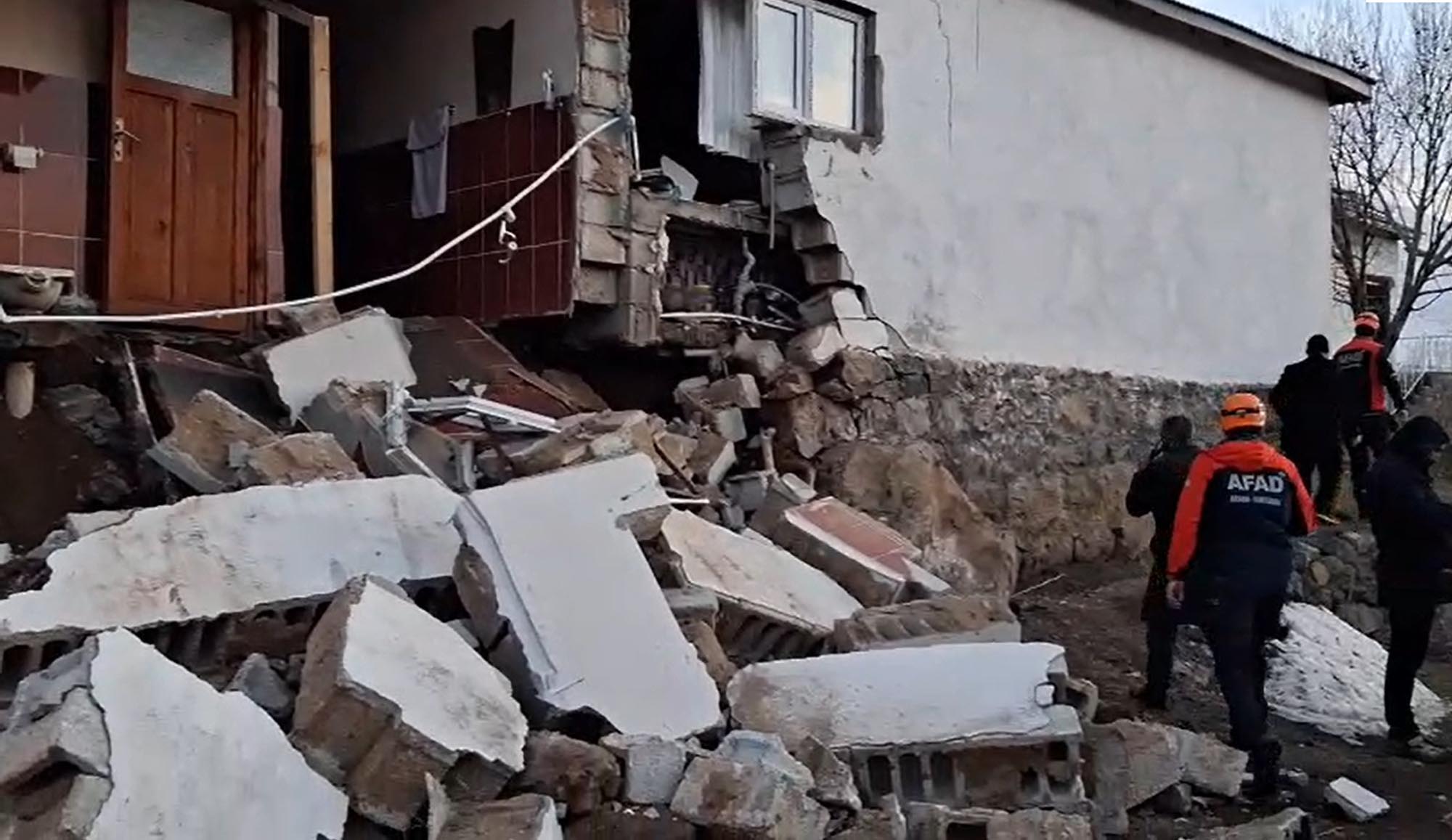 Ağrı'da 4,3 büyüklüğünde deprem. Evlerde hasar meydana geldi